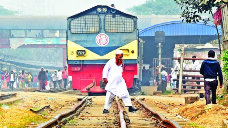 মগবাজার রেল ক্রসিংয়ে ট্রেনের ধাক্কায় যুবক নিহত