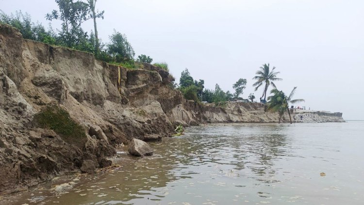 বিলীন হচ্ছে ঘরবাড়ি, নির্ঘুম রাত কাটছে যমুনাপাড়ের মানুষের