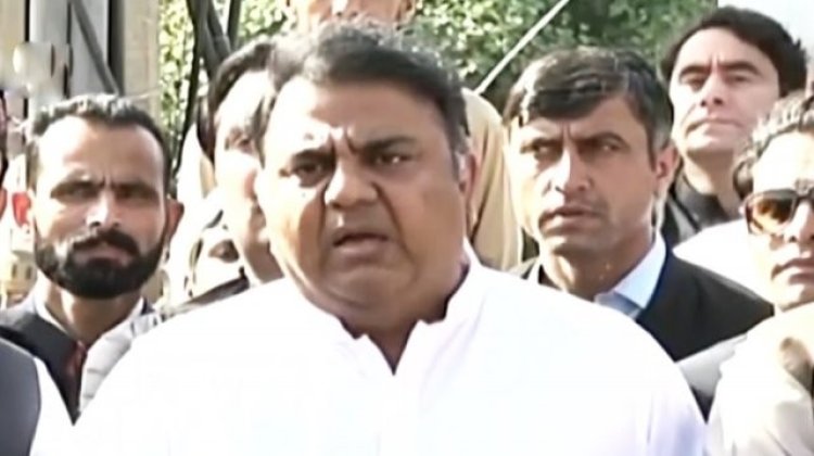 পদত্যাগের ঘোষণা ফাওয়াদ চৌধুরীর, আলোচনায় রাজি ইমরান