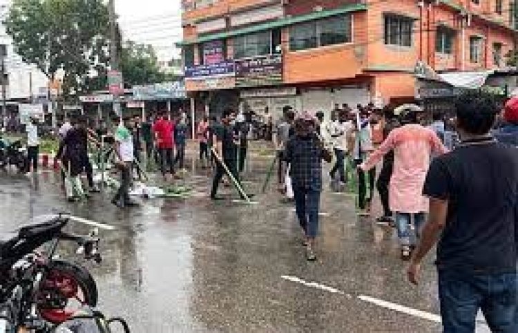 নাটোরে বিএনপি কার্যালয়ের সামনে লাঠিহাতে ছাত্রলীগ, পুলিশ বেষ্টনীতে সমাবেশ