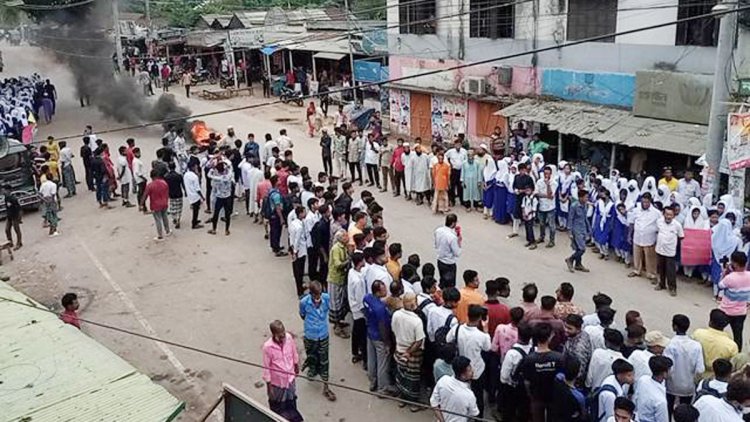 টাঙ্গাইলে সড়কে টায়ার জ্বালিয়ে বিক্ষোভ ও মানববন্ধন