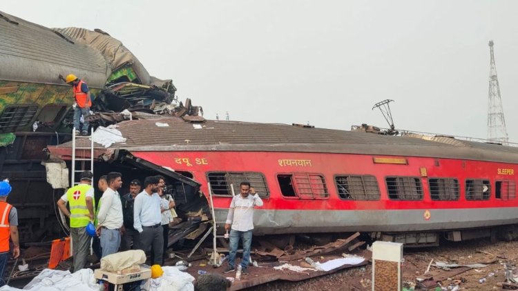 ভারতে ভয়াবহ রেল দুর্ঘটনায় নিহত বেড়ে ২৩৩