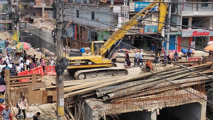 চার মাস ধরে বন্ধ চট্টগ্রাম নগরীর মুরাদপুর-অক্সিজেন সড়ক