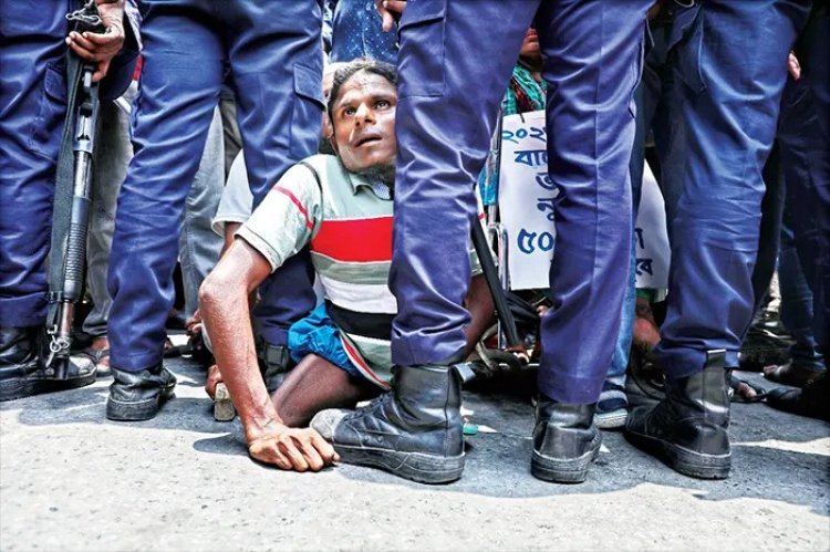 শাহবাগে প্রতিবন্ধীদের অবস্থান কর্মসূচিতে পুলিশের বাধা