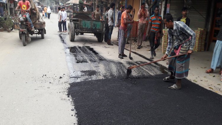 স্কুলছাত্রীর গায়ে রাস্তার গরম পিচ নিক্ষেপ, আটক ২