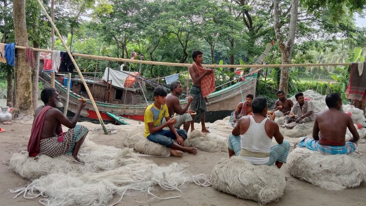 মাছ ধরায় নিষেধাজ্ঞা, ১৭ দিনেও চাল পাননি জেলেরা