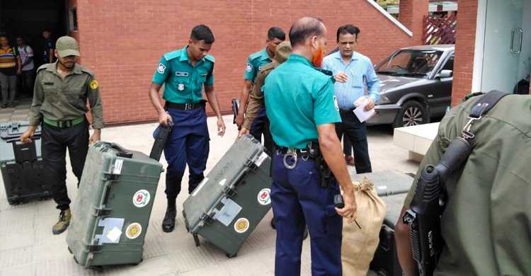 বরিশাল সিটি নির্বাচন: কেন্দ্রে কেন্দ্রে যাচ্ছে ইভিএম