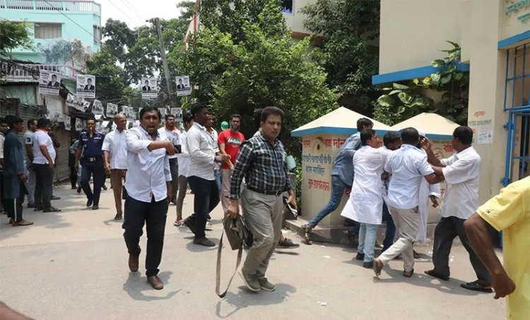 ম্যাজিস্ট্রেটের সামনেই হাতপাখার কর্মীদের বেধড়ক পেটালো নৌকার কর্মীরা