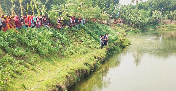 দিঘীতে ভাসছিল নারীর মরদেহ