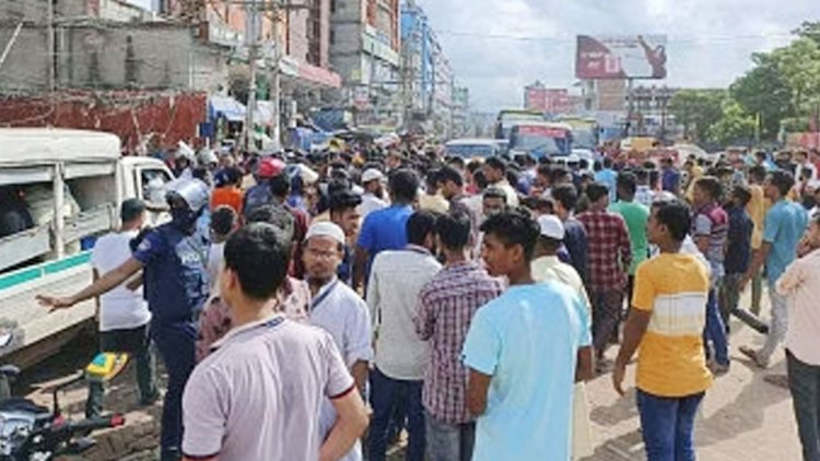 চন্দ্রা-নবীনগর মহাসড়ক অবরোধ করে শ্রমিকদের বিক্ষোভ