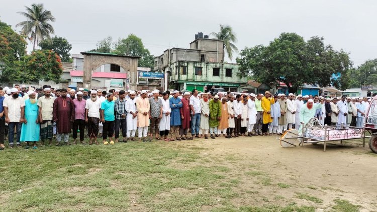 পারিবারিক কবরস্থানে চিরনিদ্রায় শায়িত সাংবাদিক নাদিম