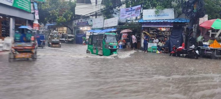 ঘণ্টাখানেকের বৃষ্টিতে চট্টগ্রামে জলাবদ্ধতা