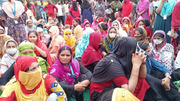 বেতন-বোনাসের দাবিতে সাড়ে ৪ ঘণ্টা মহাসড়ক অবরোধ