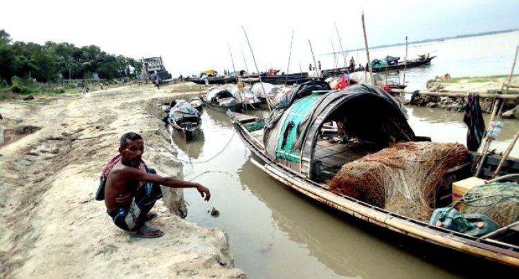 দৌলতদিয়ায় ভাঙন আতঙ্কে বাড়ি, ফসলি জমি ও লঞ্চঘাট