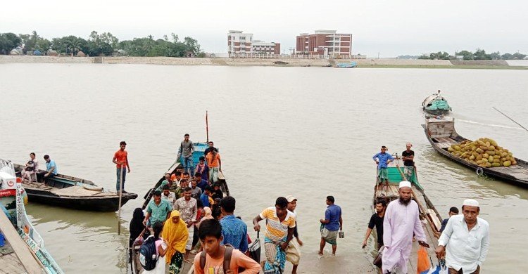 কিশোরগঞ্জ: তলিয়ে গেছে ঘাটের সংযোগ সড়ক, বন্ধ ফেরি চলাচল