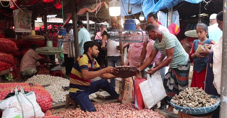 ঈদের আগে গরম পেঁয়াজ-রসুন-আদার বাজার