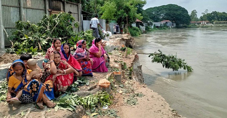 ঝিনাই নদীর ভাঙনে যোগাযোগ বিচ্ছিন্ন, দিশেহারা এলাকাবাসী