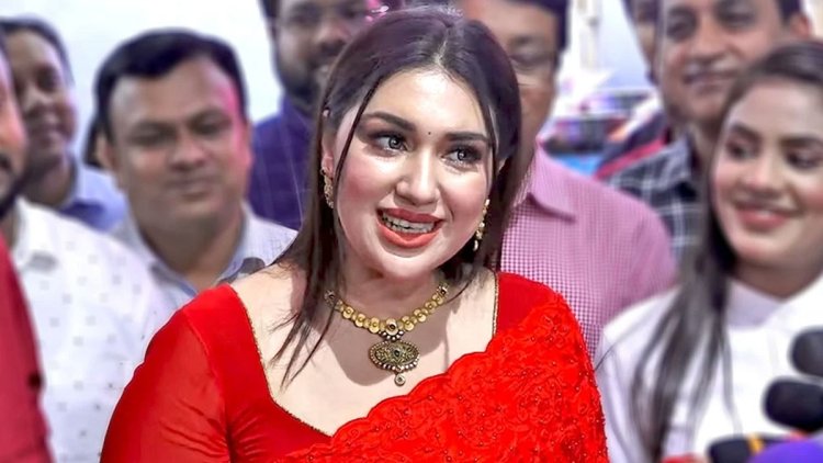 ‘লাল শাড়ি’র প্রচারে লাল শাড়িতে অপু