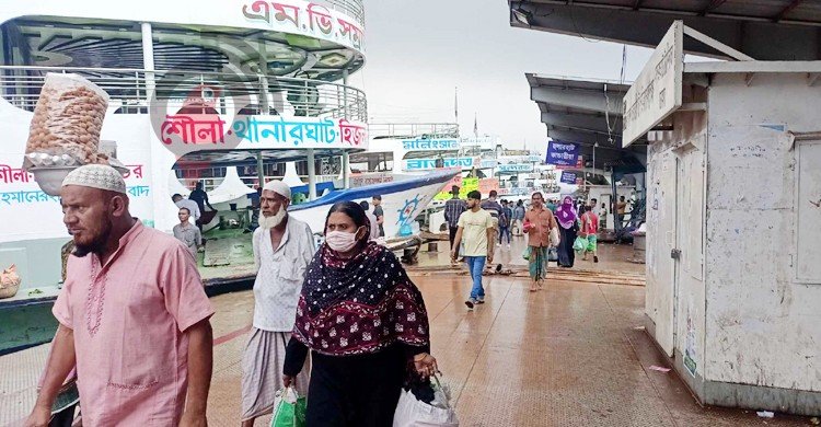 সদরঘাটে যাত্রীর চাপ কম, ভরলেই ছেড়ে যাচ্ছে লঞ্চ