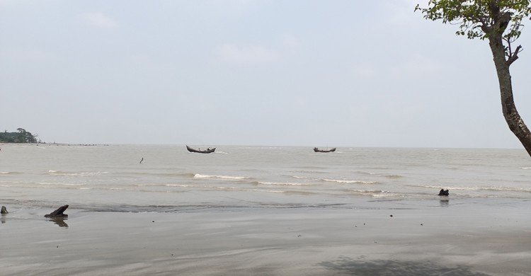 নানাবাড়ি বেড়াতে এসে কুয়াকাটা সৈকতে গোসলে নেমে কিশোর নিখোঁজ