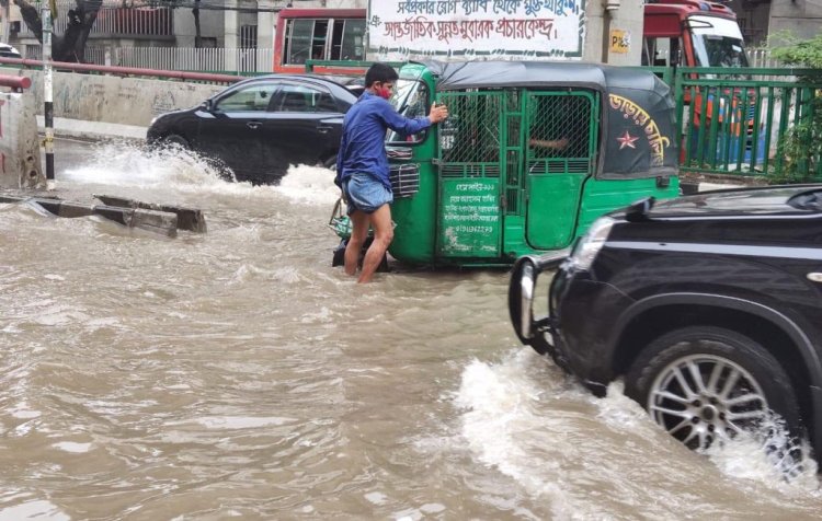 বৃষ্টিতে ডুবেছে ঢাকার সড়ক-অলিগলি