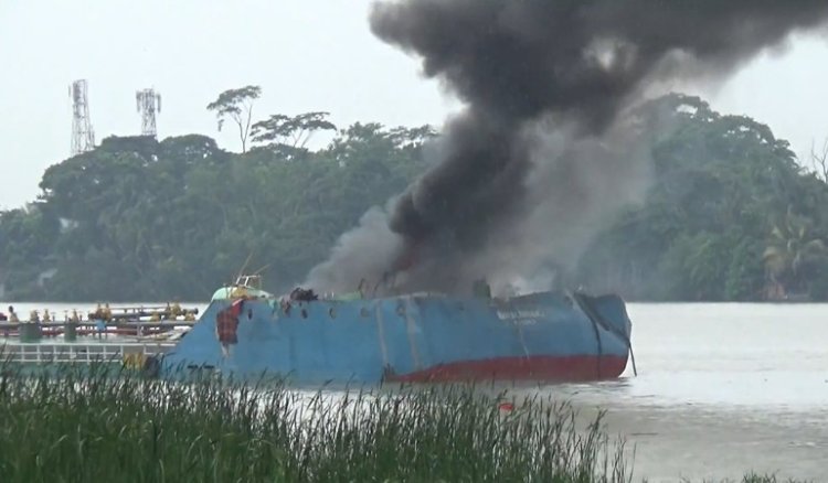 সুগন্ধায় তেলবাহী জাহাজে বিস্ফোরণ, দগ্ধ ৫