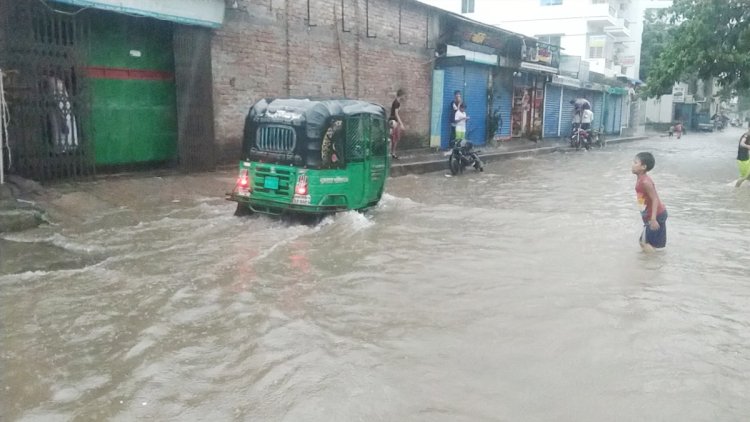 বৃষ্টিতে ডুবেছে ঢাকার সড়ক-অলিগলি