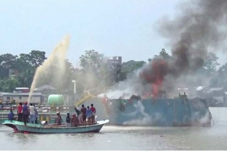 জাহাজে বিস্ফোরণ: ৪ লাখ লিটার তেল উদ্ধার, চলছে নিখোঁজদের সন্ধান