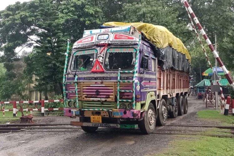 হিলি স্থলবন্দর দিয়ে আমদানি-রপ্তানি শুরু