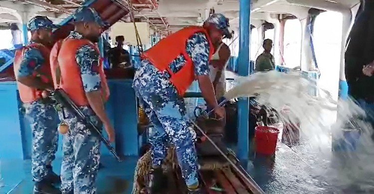 লঞ্চের তলা ফেটে পানি প্রবেশ, নিরাপদে নেওয়া হচ্ছে যাত্রীদের