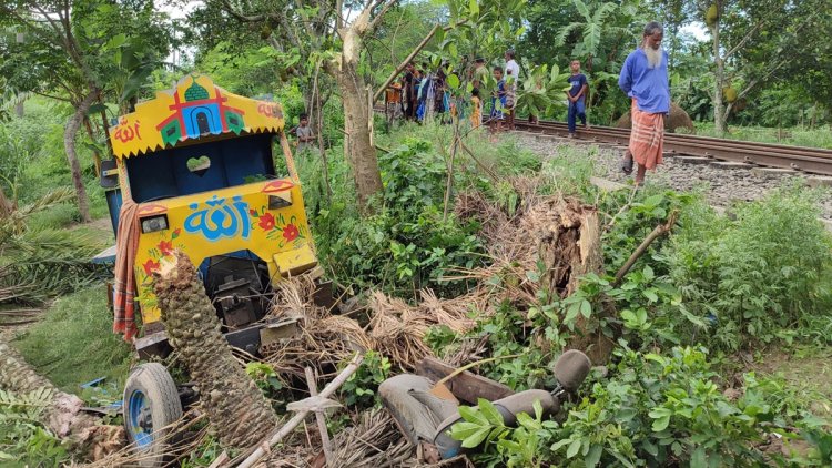 পাবনায় ট্রেনের সঙ্গে ট্রলির ধাক্কা, যুবক নিহত 