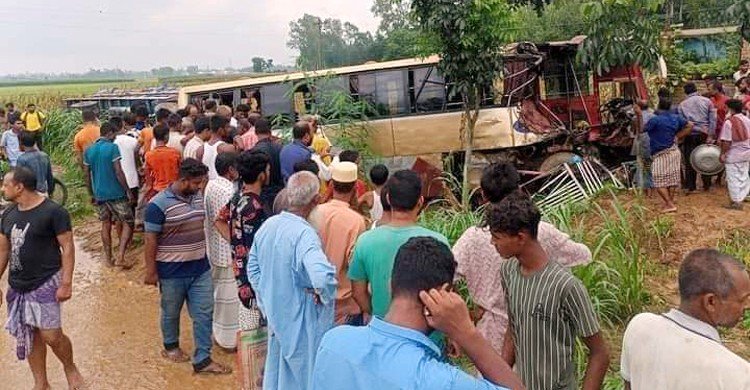 রংপুরে দুই বাসের মুখোমুখি সংঘর্ষে বাবা-ছেলে নিহত