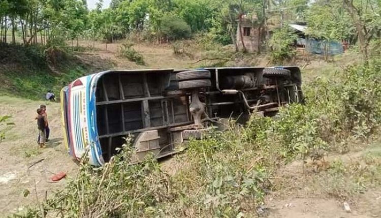 বাস উল্টে খাদে পড়ে নিহত ১, আহত ১৫