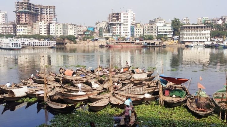 বুড়িগঙ্গা নদী পারাপারের সব নৌযান বন্ধ