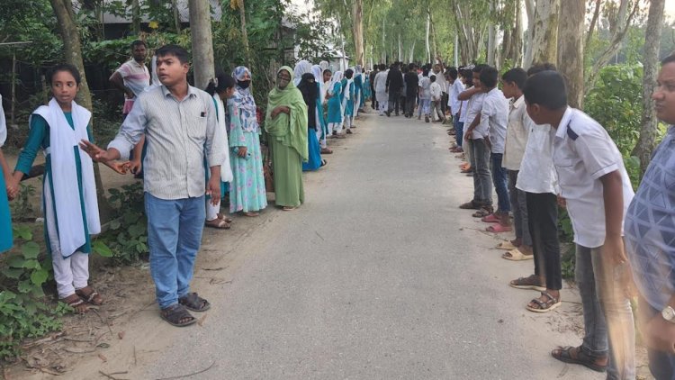 স্কুল ছুটির পর শিক্ষার্থীদের ৩ ঘণ্টা দাঁড় করিয়ে রাস্তা উদ্বোধন