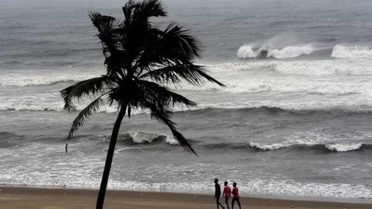 সাগরে ঝোড়ো হাওয়ার শঙ্কায় বন্দরে সতর্কতা