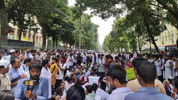 সায়েন্সল্যাবের রাস্তা অবরোধ করে চিকিৎসকদের আন্দোলন