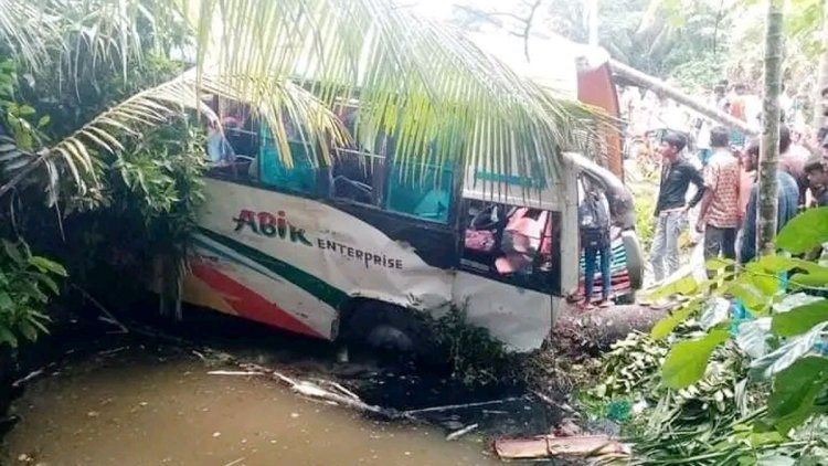 নিয়ন্ত্রণ হারিয়ে খাদে যাত্রীবাহী বাস, নিহত ১