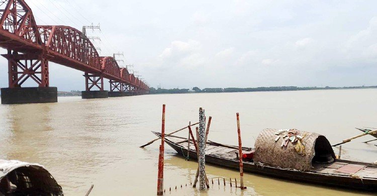 ঈশ্বরদীতে বেড়েই চলছে পদ্মার পানি, তলিয়ে যাচ্ছে ফসলি জমি