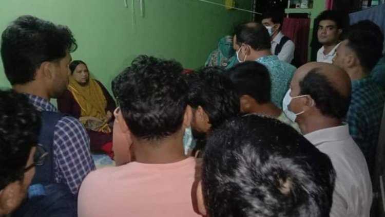 মা এসে উদ্ধার করলো মেয়ের পচে যাওয়া ঝুলন্ত মরদেহ