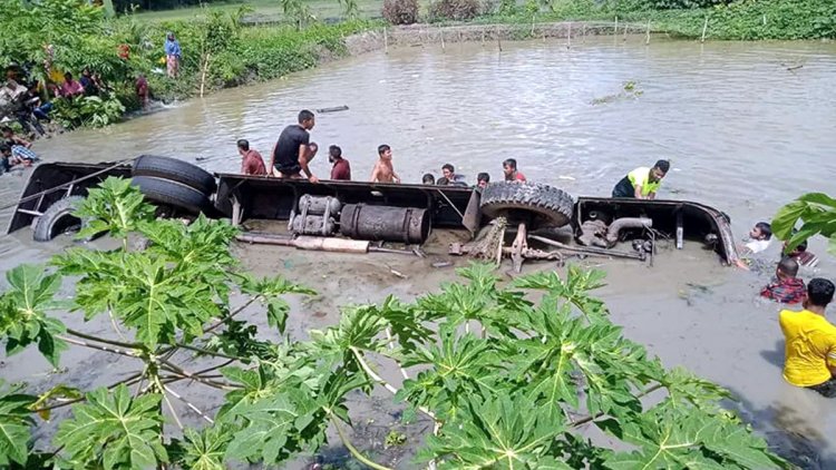 ঝালকাঠিতে যাত্রীবাহী বাস নিয়ন্ত্রণ হারিয়ে পুকুরে, নিহত ১৭