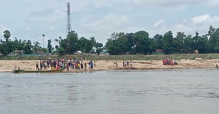 সোমেশ্বরী নদীতে দুই বালুবাহী নৌকার সংঘর্ষ, শ্রমিক নিখোঁজ