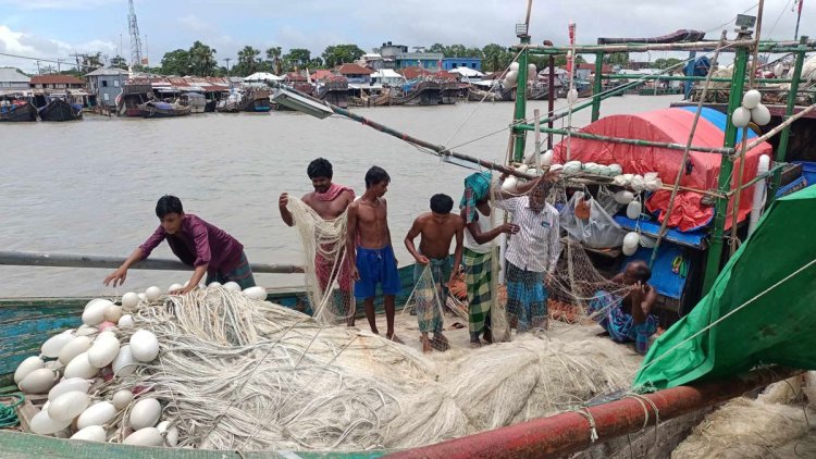 নিষেধাজ্ঞা শেষে মধ্যরাতে সমুদ্রে নামবেন জেলেরা