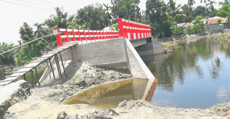 লালমনিরহাটে ঝকঝকে সেতুতে উঠতে লাগে মই