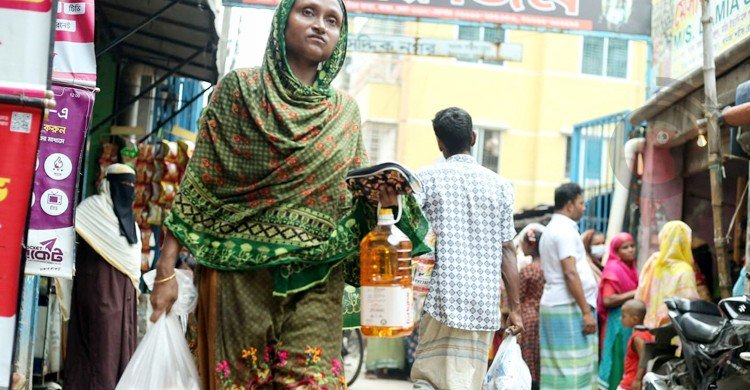 ‘চাইল পাইছি তাই ব্যাগ বড়, যতই কষ্ট হোক খেয়ে বাঁচমু’