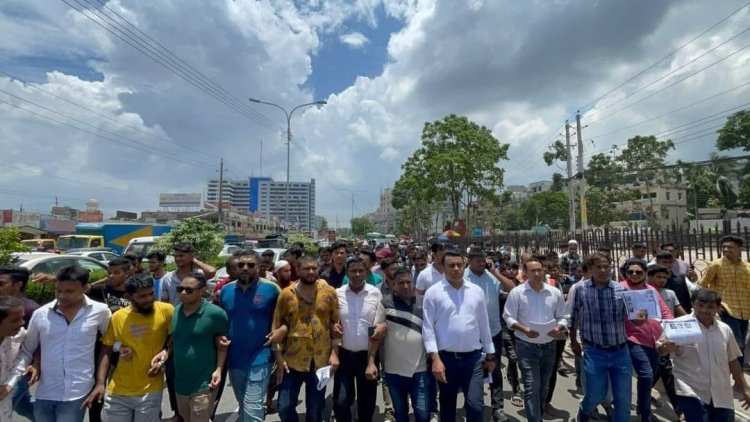 ডেঙ্গু সচেতনতায় লিফলেট বিতরণ তাবিথ আউয়ালের