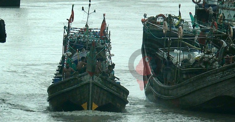  উত্তাল সমুদ্র, লোকসান জেনেও ঘাটে ফিরছে শতশত ট্রলার 