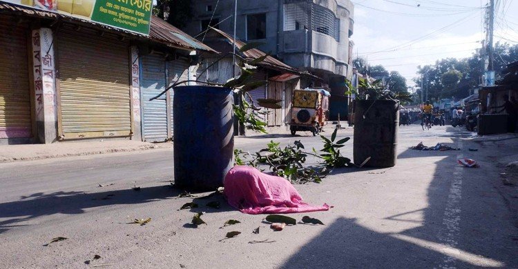 সড়কে পড়েছিল ভারসাম্যহীন নারীর মরদেহ