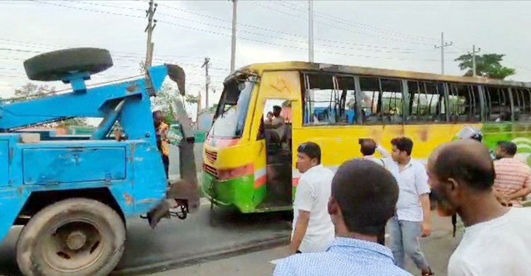 আশুলিয়ায় চলন্ত বাসে আগুন, কয়েকটিতে ভাঙচুর