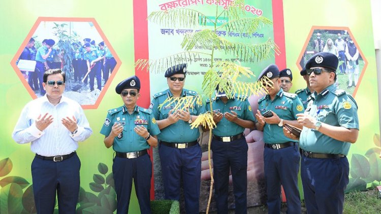  বাসযোগ্য পৃথিবী গড়তে বৃক্ষরোপণের বিকল্প নেই : ডিএমপি কমিশনার